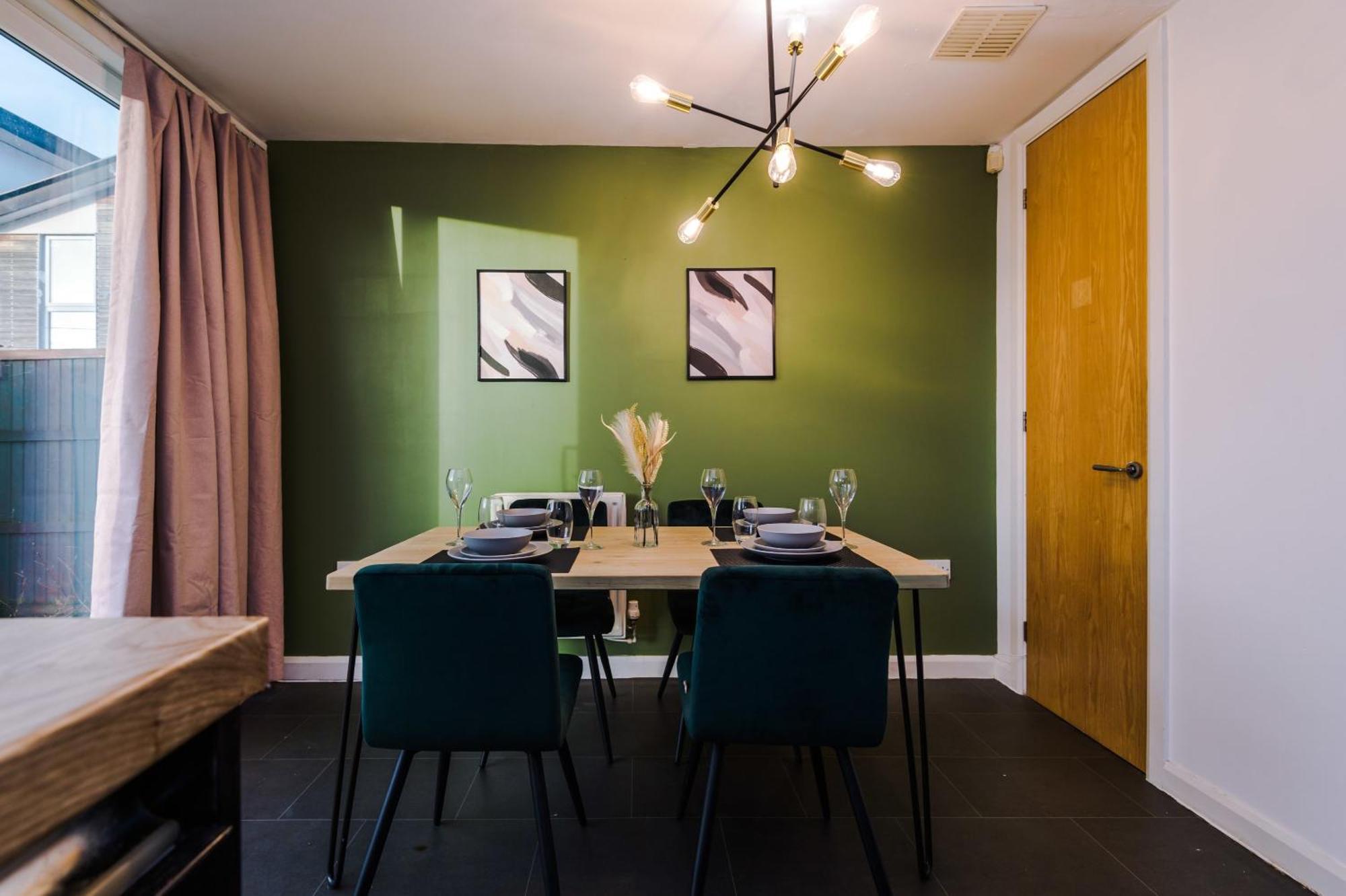 Rest&Recharge At A Spacious Townhouse By The Etihad Villa Mánchester Exterior foto