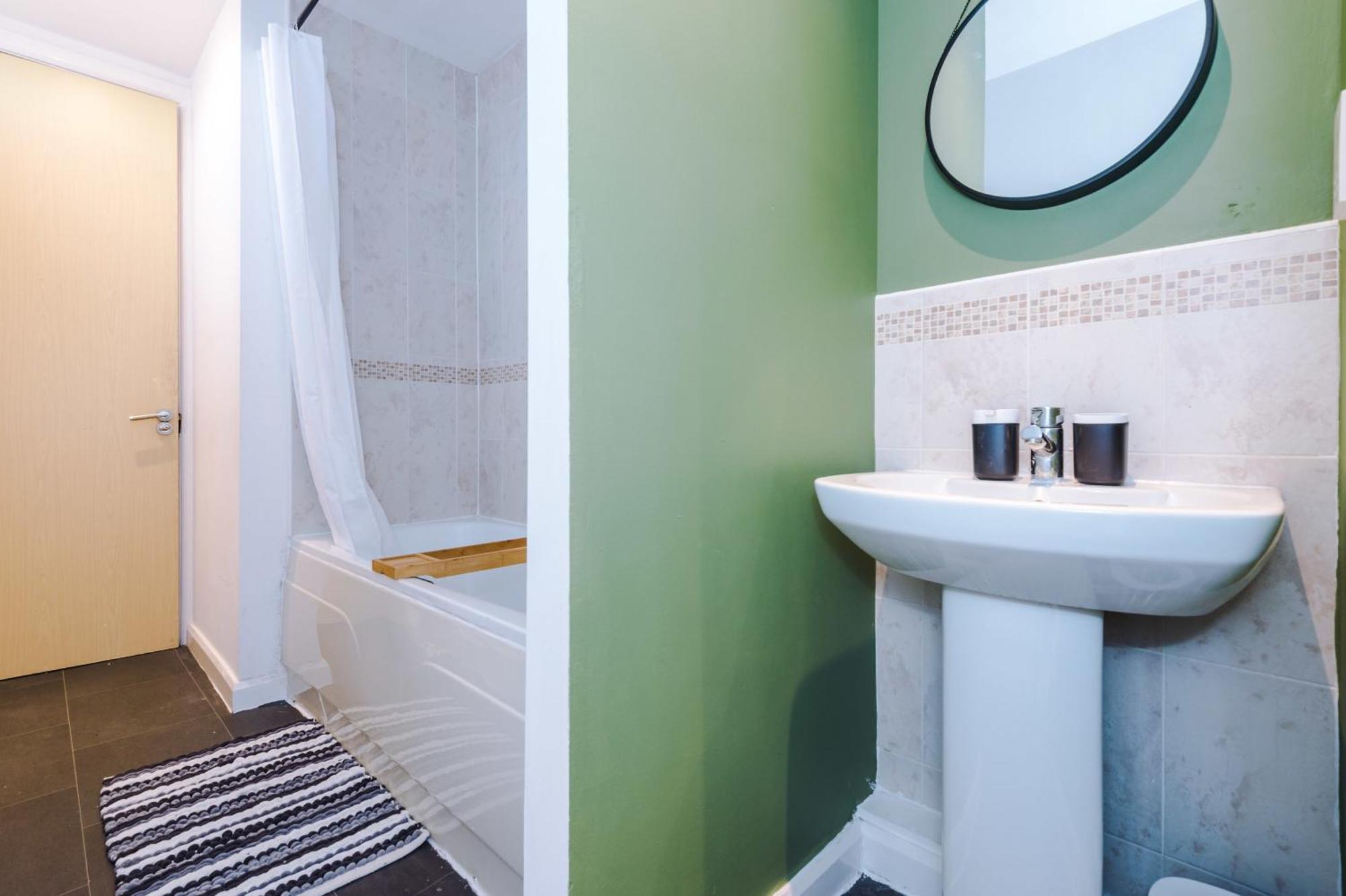 Rest&Recharge At A Spacious Townhouse By The Etihad Villa Mánchester Exterior foto